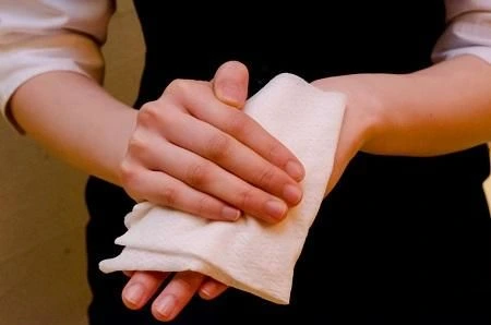 Wet Tissue Wipes Add Color to Hotel Services
